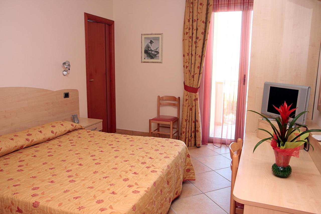Hotel La Tartaruga Roseto Degli Abruzzi Exterior photo
